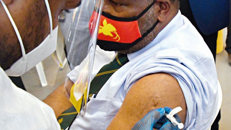 El primer ministro de Papúa Nueva Guinea, James Marape, recibe la vacuna de covid-19, marzo 2021