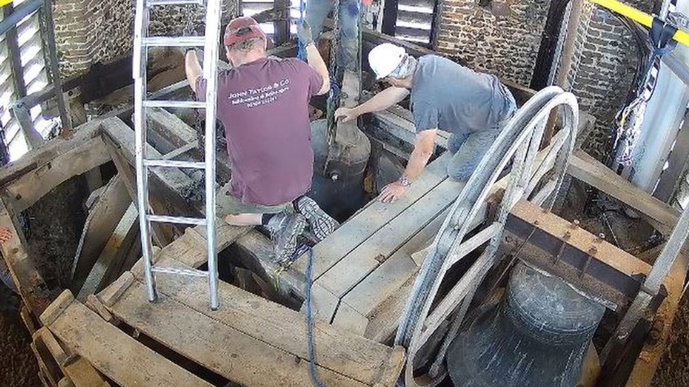 Рабочие реставрируют колокола в церкви Лаксфилда