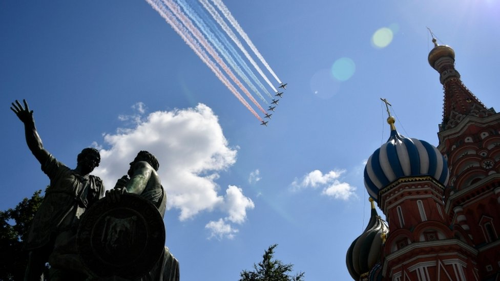 Летчики летают над Красной площадью на параде Победы