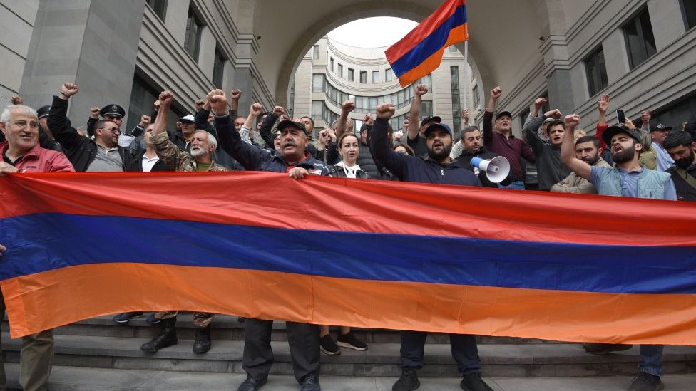 Partidarios de la oposición bloquean el edificio del Ministerio de Relaciones Exteriores de Armenia durante las manifestaciones antigubernamentales en la capital, Ereván, el 24 de mayo de 2022.