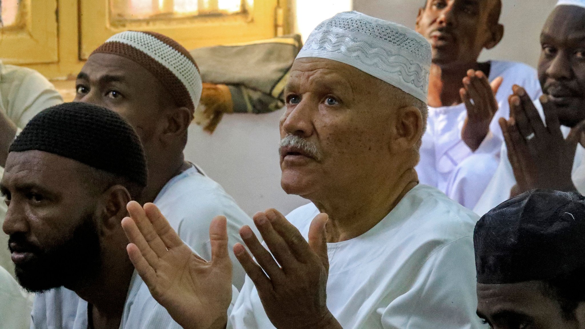 اشتباكات السودان: كيف تحولت وسوم تهنئة بالعيد إلى مناشدات لطلب العون؟ 1 رجل سوداني يدعو في خطبة صلاة العيد