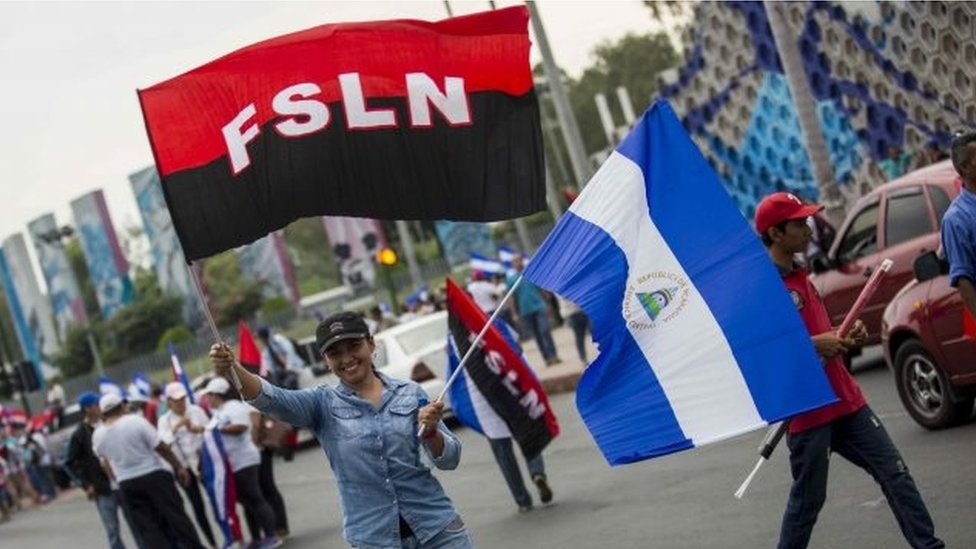 Сторонники партии Сандинистский фронт национального освобождения (СФНО) участвуют в митинге в Манагуа, Никарагуа, 9 мая 2018 г.