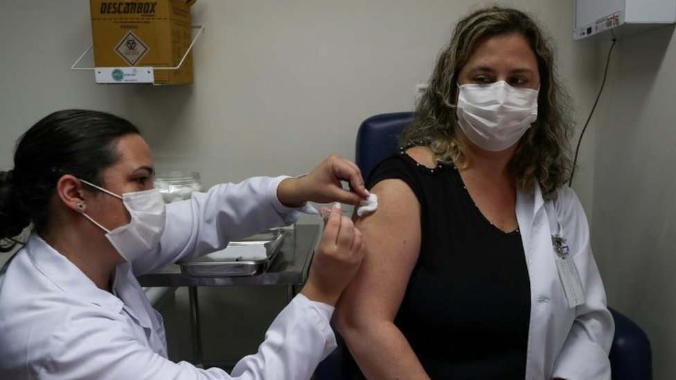 Una mujer recibe una vacuna contra el coronavirus en Brasil