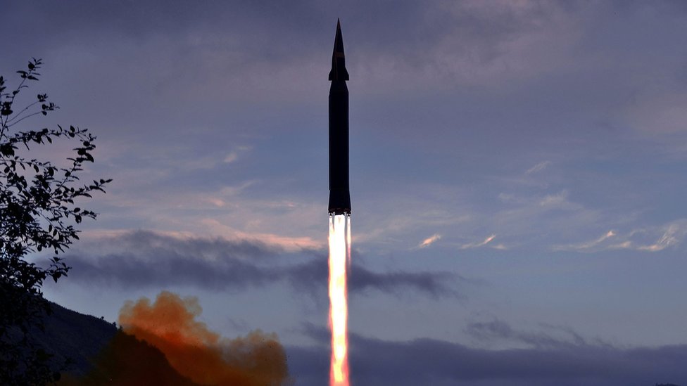 The Hwasong-8 fırlatılırken çekilen fotoğraf