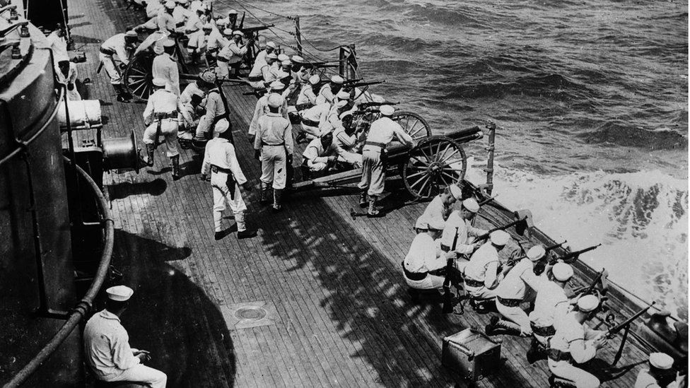 La marina estadounidense dispara sus armas desde un barco que sale de Veracruz durante la intervención de los Estados Unidos en la Revolución Mexicana.