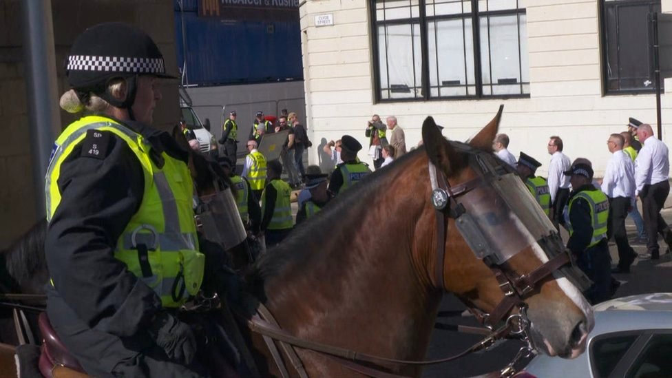 Полицейская лошадь на марше в Глазго