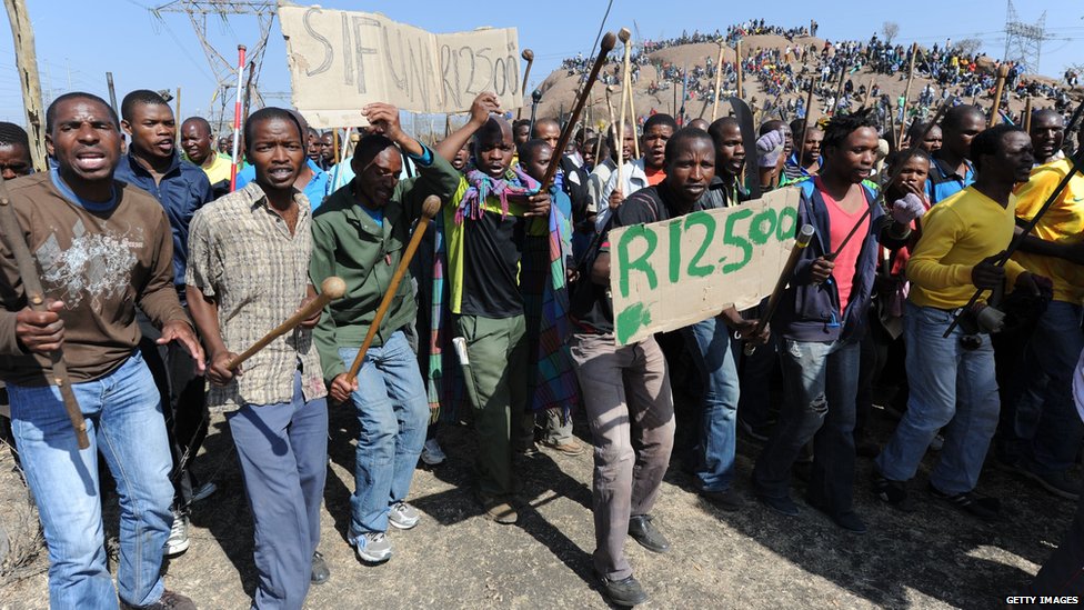 Шахтеры демонстрируют превышение заработной платы на руднике Марикана в Южной Африке