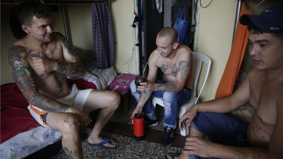 Заключенные в Punta de Rieles пьют чай мате