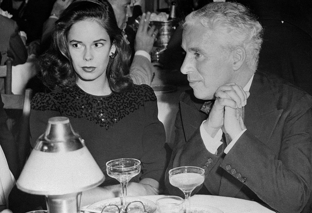Oona e Charlie Chaplin em sua primeira aparição pública desde que chocaram o público em 1943 com seu casamento surpresa: ele tinha 54 anos e ela 18