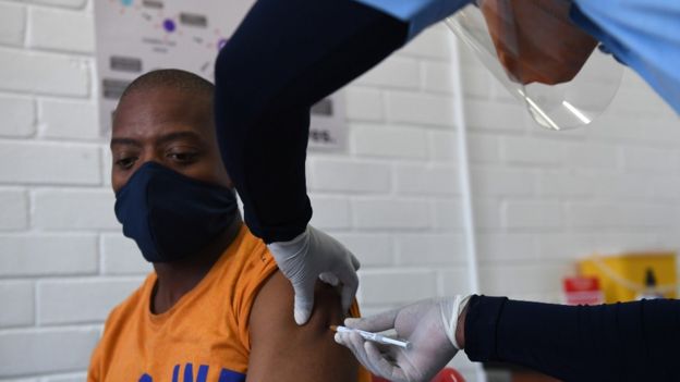 Voluntários do Brasil, Reino Unido e África do Sul estão participando da fase 3 dos ensaios clínicos da vacina na Universidade de Oxford