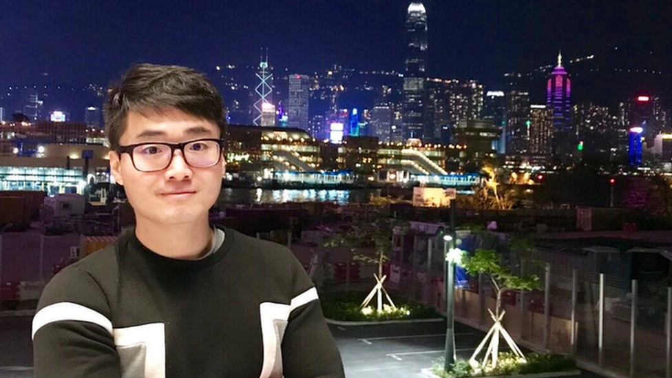 Саймон Ченг стоит на фоне ночного города