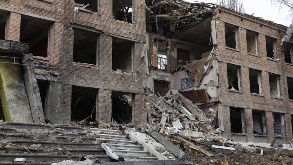 烏克蘭首都基輔的一幢建築物在俄羅斯的炮火下摧毀