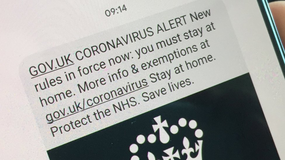 Текстовое сообщение на смартфоне с надписью Coronavirus Alert