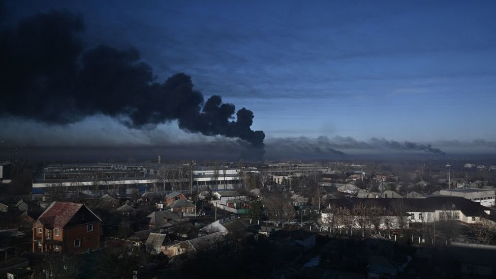 Humo negro desde un aeropuerto militar en Chuguyev, cerca de Járkov, este 24 de febrero.