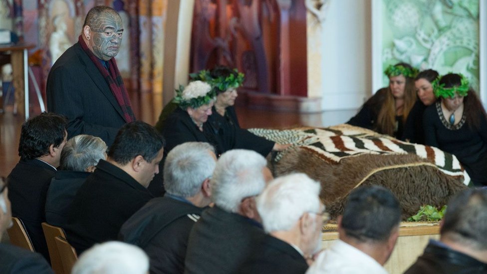Шейн Те Руки приветствует репатриированных предков в Те Папа в октябре 2013 года