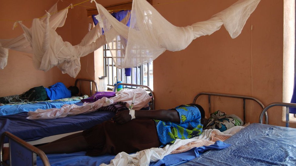 Пациенты в медицинском учреждении в поселении беженцев Бидибиди, в котором находятся более 270 000 человек, бежавших из Южного Судана