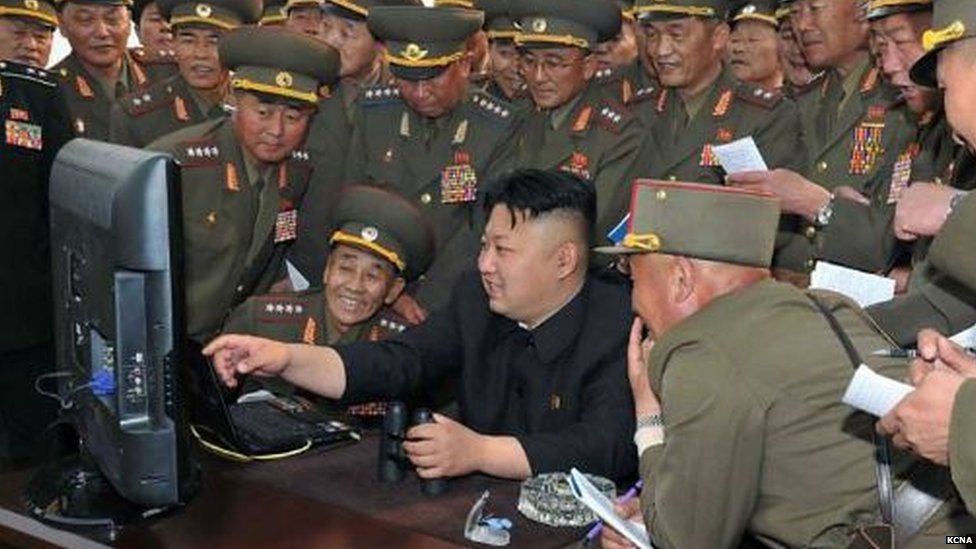 Kim Džong Un okružen oficirima