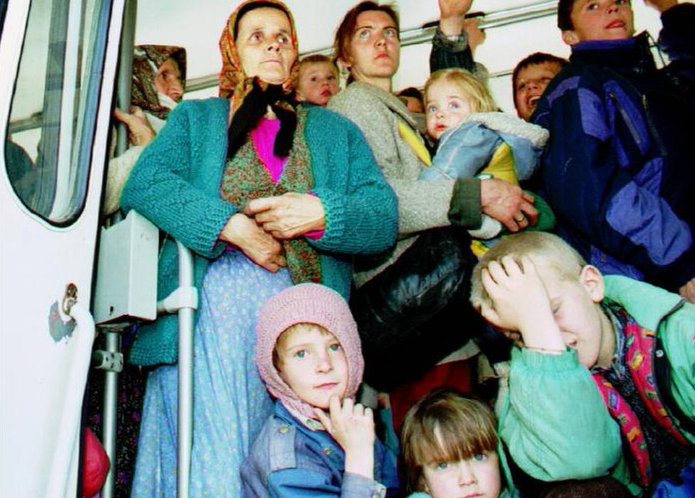 На фото из архива - беженцы из Сребреницы, прибывающие в Тузлу