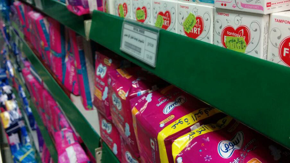 En las farmacias la oferta de toallas sanitarias es mayor que la de los tampones. Toallas sanitarias en una farmacia de El Cairo, Egipto.