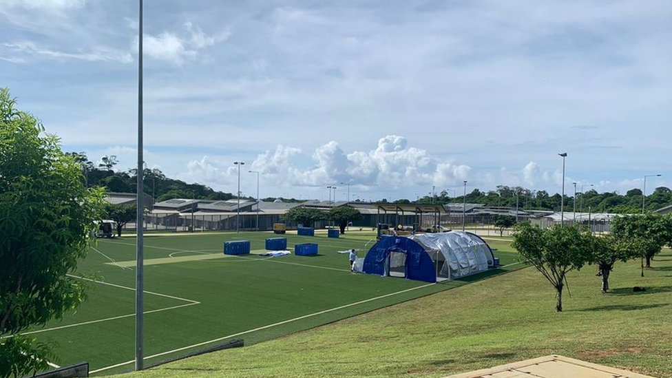 Палатки составляют временное медицинское учреждение на острове Рождества