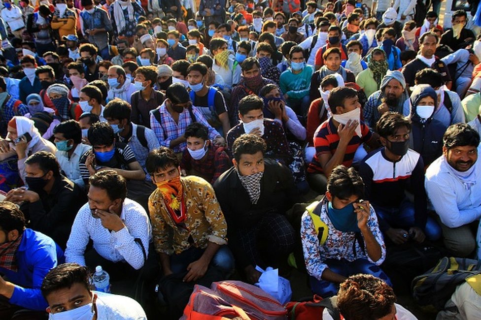 Multitud de personas en India.