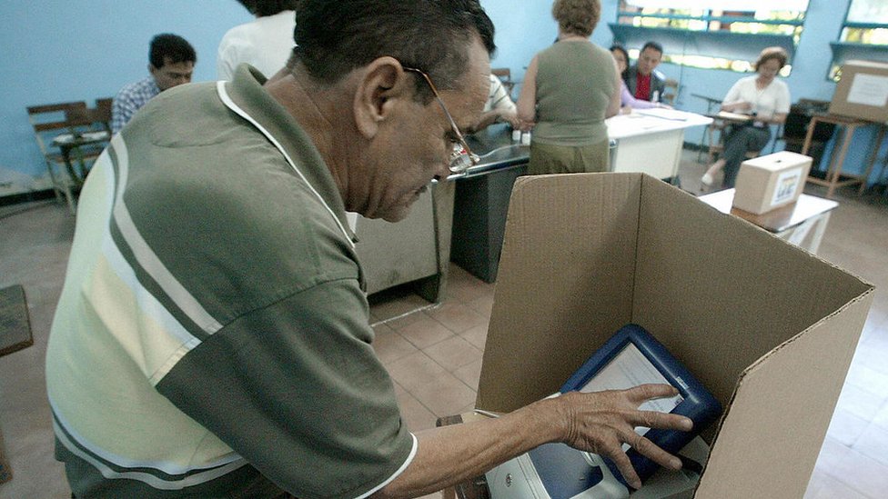 La tecnología de Smartmatic le había permitido a las autoridades venezolanas presumir de su sistema electoral como "el mejor del mundo". Un hombre vota en Venezuela