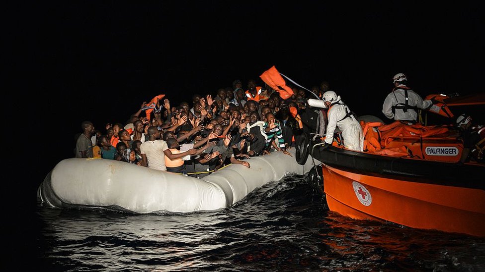 El desespero de miles de personas, que huyen de la violencia y la pobreza en sus países, es aprovechado por traficantes y tratantes de personas en todo el mundo. En esta foto se observa un rescate de la Cruz Roja en las costas de Libia. Migantes siendo rescatados