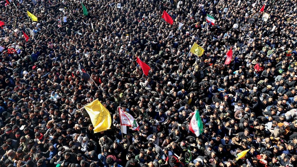 آلاف المشيعين في كرمان، مسقط رأي سليماني، أثناء جنازته في السابع من يناير/كانون الثاني 2020