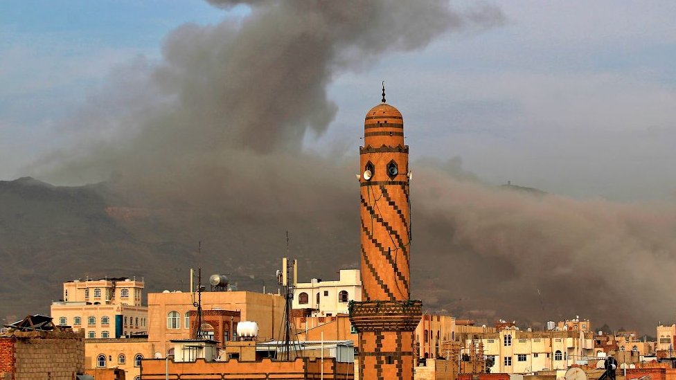 Дымовые клубы поднялись после авиаудара возглавляемой Саудовской Аравией коалиции в столице Йемена Сане в начале этого месяца