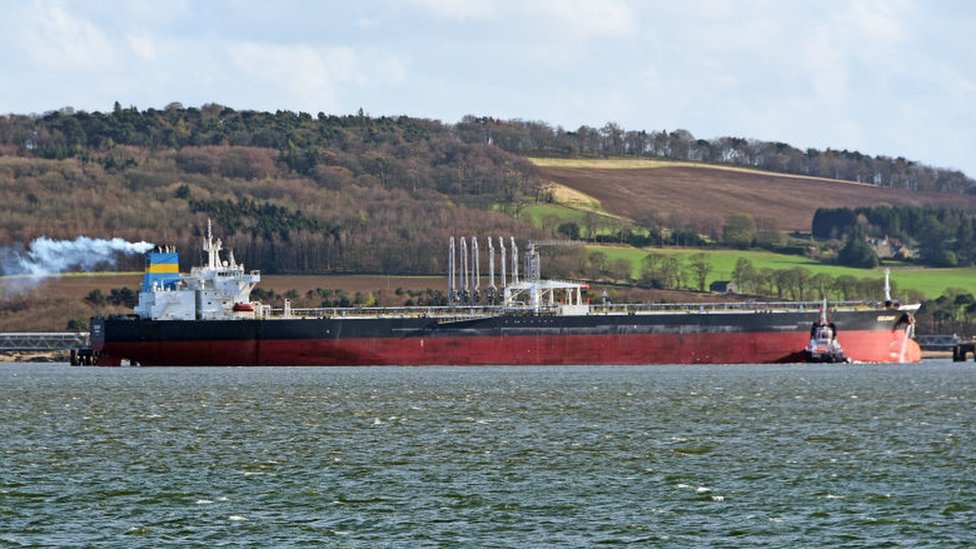 Нефтяной танкер у берегов Шотландии