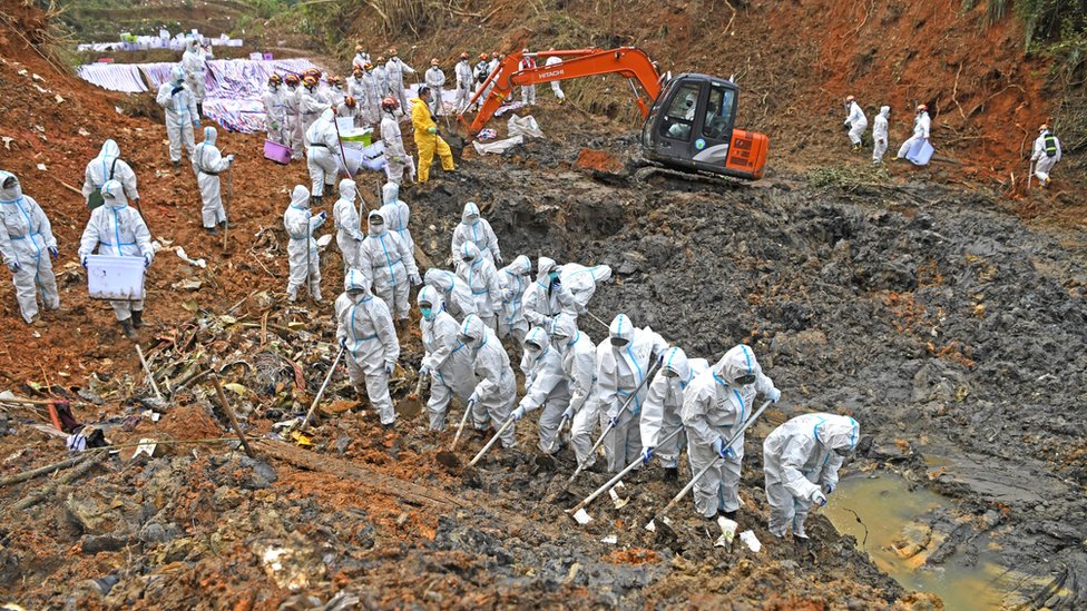 廣西梧州藤縣中國東航MU5735墜機現場搜救人員進行拉網式搜索（新華社圖片26/3/2022）