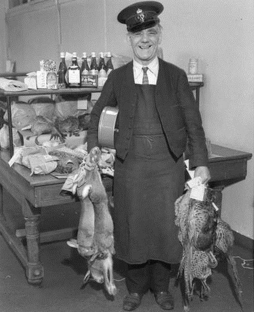 Почтальон с кроликами и фазанами