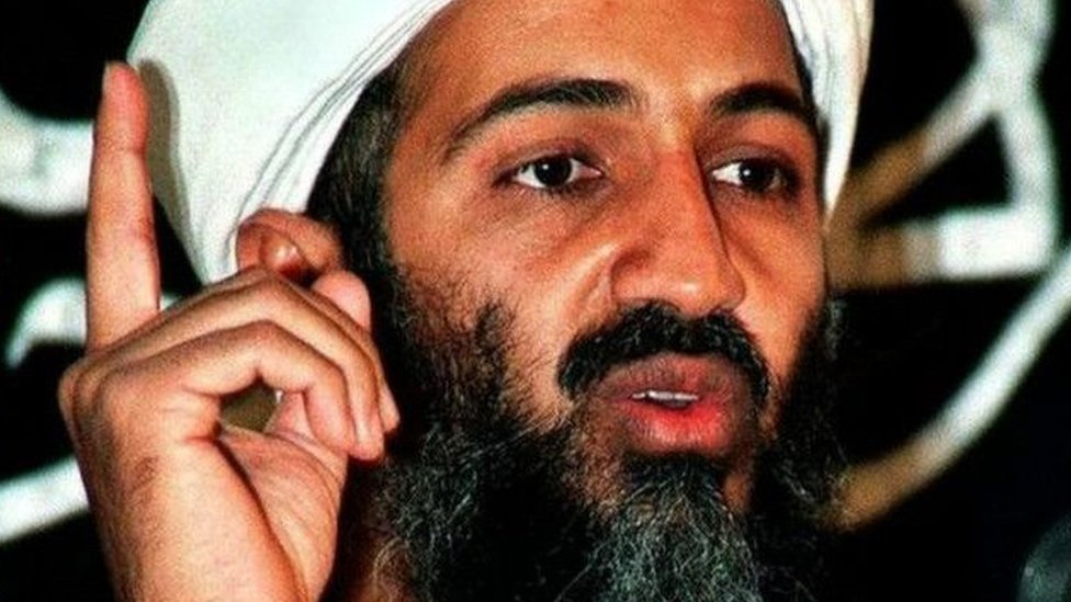 أسامة بن لادن كان زعيم تنظيم القاعدة وقتل في عملية أمريكية عام 2011