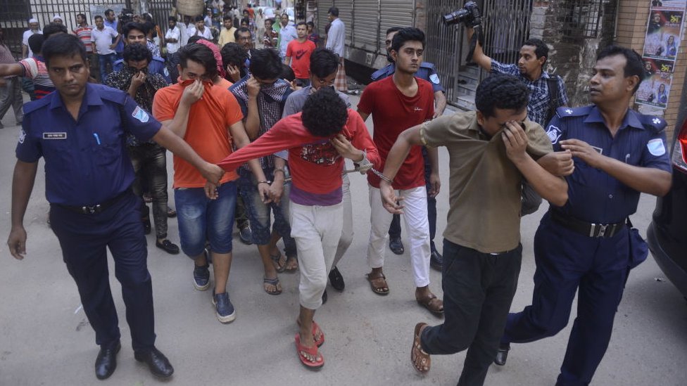Jóvenes arrestados en Bangladés acusados de pertenecer a la comunidad LGBT.