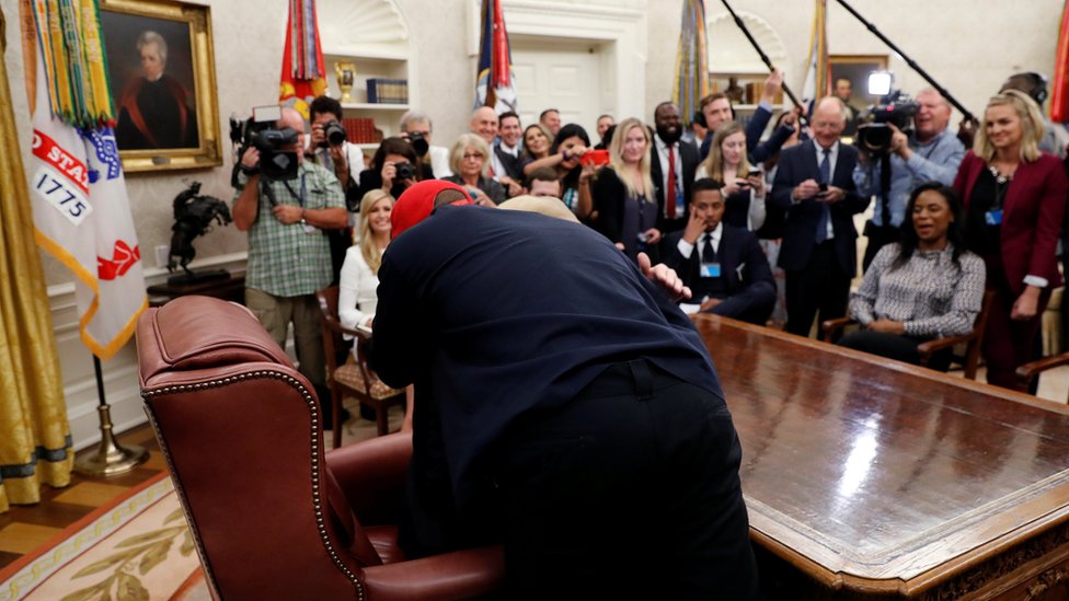 Kanye West abrazando a Donald Trump en la Oficina Oval.