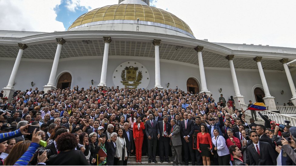 Члены Учредительного собрания позируют перед Национальным конгрессом во время открытия Ассамблеи в Каракасе 4 августа 2017 года.