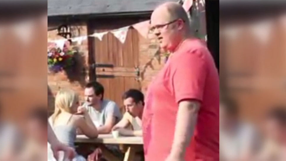 Simon llegó a pesar 150 kilos y surfió un infarto. Simon Rickards