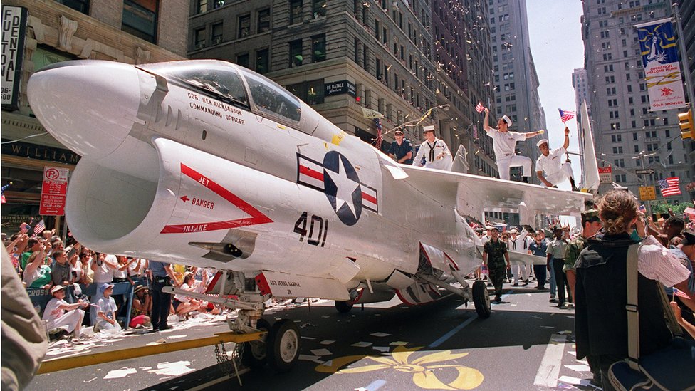Реактивный самолет ВМС сброшен с Бродвей-авеню во время парада приветствия возвращающихся войск в Персидском заливе в июне 1991 года