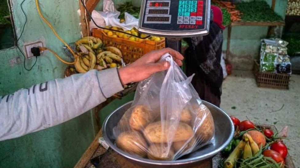 الجنيه المصري: مصريون يشكون الغلاء في ظل هبوط غير مسبوق لعملتهم المحلية 2 سوق للخضراوات في مصر