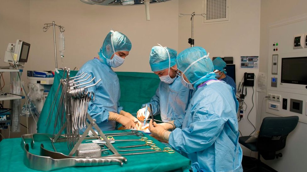 Cirurgiões realizando transplante de rim em Nice, França