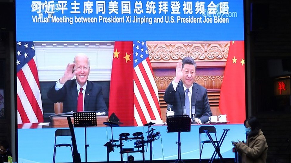 兩人一見面就隔著屏幕向對方揮手致意（圖為北京一家餐館在大屏幕播出拜登和習近平舉行視像會晤的新聞）。