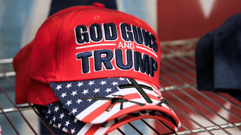 Gorros que dicen: "Dios, armas y Trump"