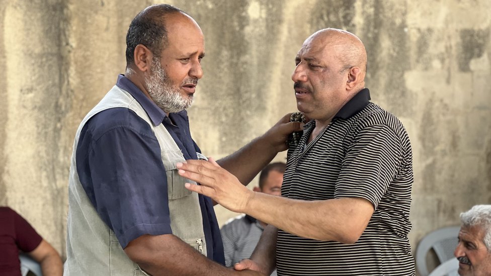 ربحي نجوم والد محمد نجوم الذي قتل برصاص الجيش الإسرائيلي في مخيم عقبة جبر 15 اغسطس 2023, يستقبل المعزين