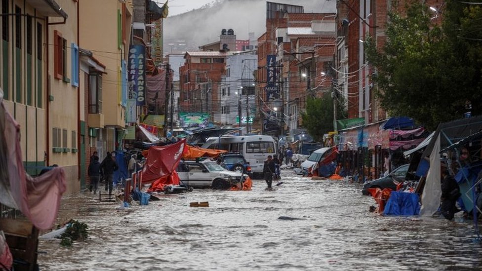 Улица, затопленная проливными дождями, видна в Сукре, Боливия, 4 января 2021 года.