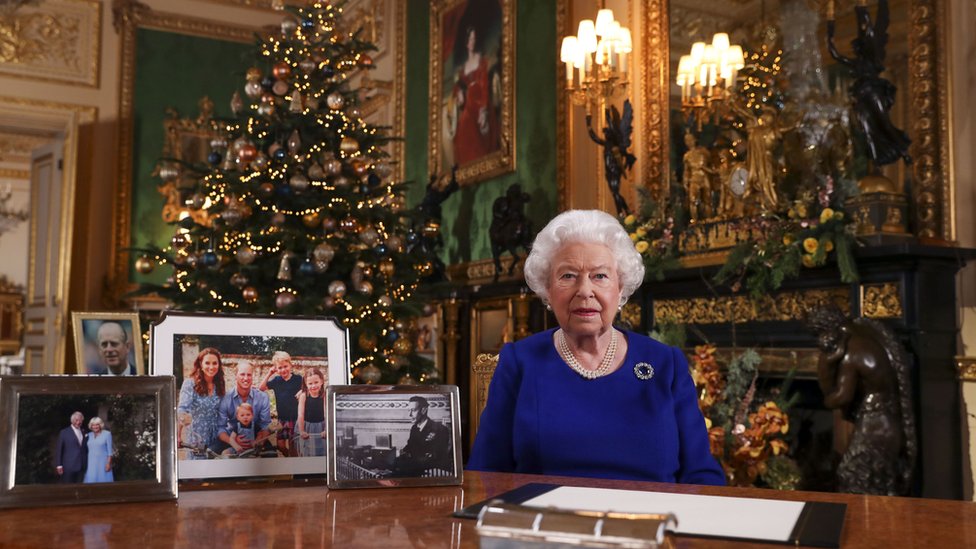 Королева Елизавета II записывает свою ежегодную рождественскую трансляцию в Виндзорском замке, Беркшир.