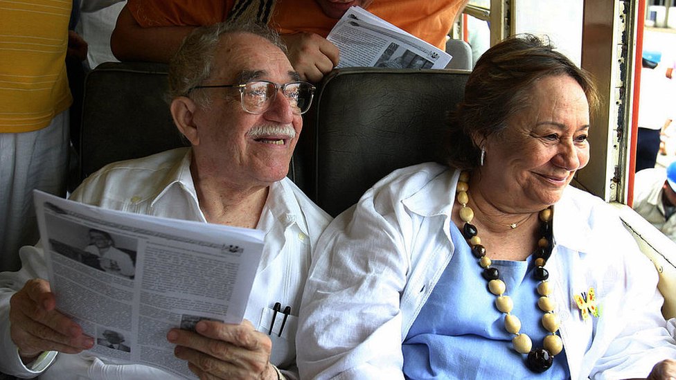 Gabriel García Márquez y su esposa Mercedes Barcha en un tren