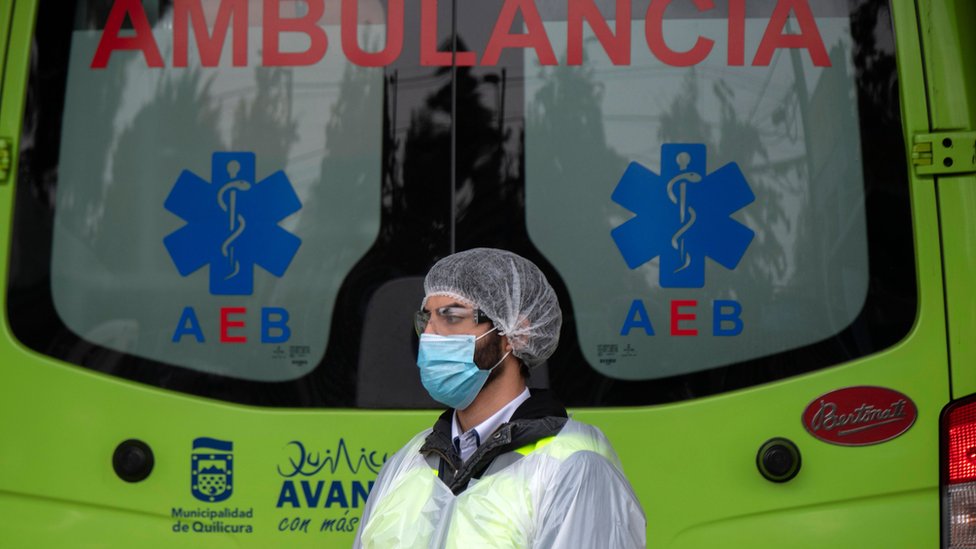Trabajador sanitario ante una ambulancia en Santiago de Chile