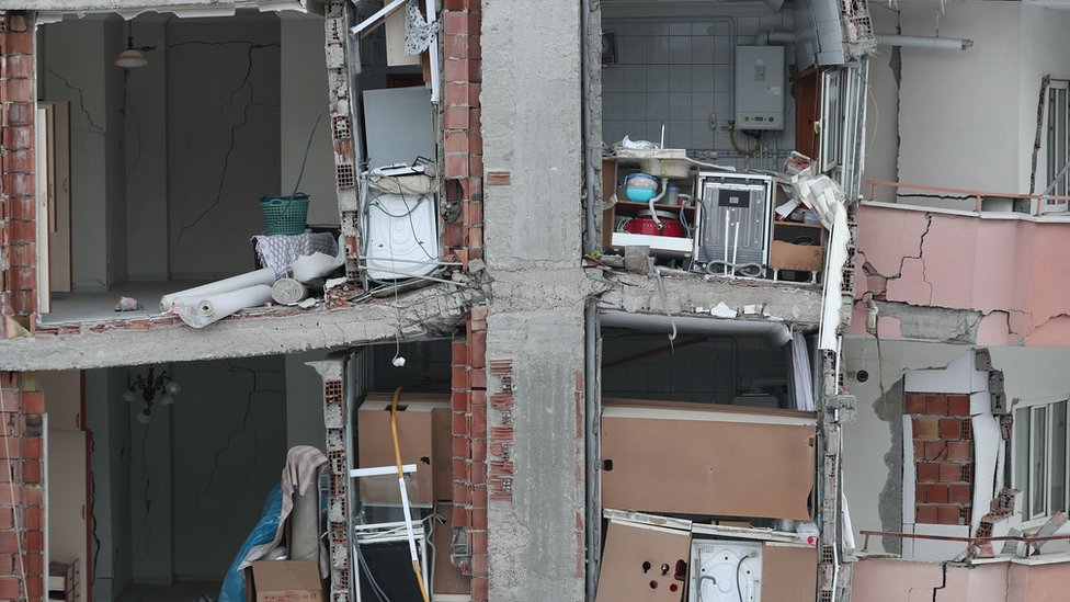Un edifico parcialmente colapsado en Kahramanmaras, Turqióia 8 de febrero 2023