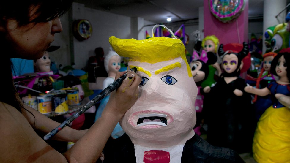 Пиньята Трампа расписывается в магазине в Мехико - июль 2015 г.