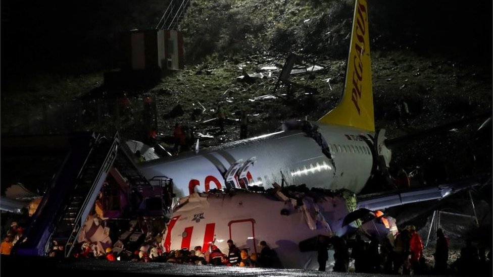 Un avión fragmentado en Estambul